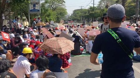 　 国軍が全権を掌握したミャンマーで、クーデター反対派が一段の抗議運動拡大を呼び掛けている。写真はヤンゴンでのデモ。１６日撮影（２０２１年　ロイター）