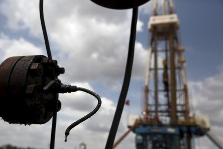 １０月３０日、今月のＯＰＥＣ産油量が前月から減少していることが分かった。ベネズエラの油井のバルブから染み出る原油。４月１６日撮影。（２０１５年　ロイター／Carlos Garcia Rawlins）