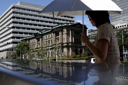 ７月１５日、日銀内で物価の先行きに対する強弱感が交錯していることがわかった。日銀が１５日に公表した消費者物価は下方修正。だが、食品などを中心にした上振れの動きを注視する見方もあり、日銀は今後の為替動向などもにらみながら上振れと下振れの両方向に注意を払うことになりそうだ。写真は同日、東京の日銀本店前で（２０１５年　ロイター/Yuya Shino）