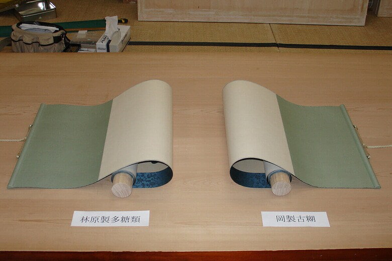 修復した掛軸の柔軟性を「林原・新古糊」（左）と従来の製法で作られた古糊で比較