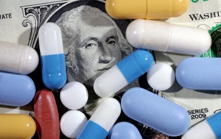 米業界団体がまとめた報告書によると、米国が輸入医薬品に２５％の関税を課した場合、米国での医薬品のコストは年間約５１０億ドル増える見通し。昨年６月撮影（２０２５年　ロイター/Dado Ruvic/Illustration//File Photo）