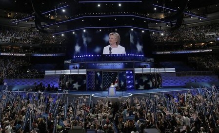 ７月３０日、米民主党大統領候補、ヒラリー・クリントン氏の選挙陣営が使用しているコンピューターネットワークが、サイバー攻撃を受けたことが判明した。フィラデルフィアでの民主党大会で２８日撮影（２０１６年　ロイター/MIKE SEGAR）