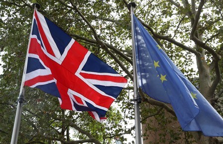 英国と欧州連合（ＥＵ）は１６日、期限が今月末に迫っている英離脱を巡る交渉で暫定的な合意に近づいた。ルクセンブルクで９月撮影（２０１９年　ロイター/YVES HERMAN）