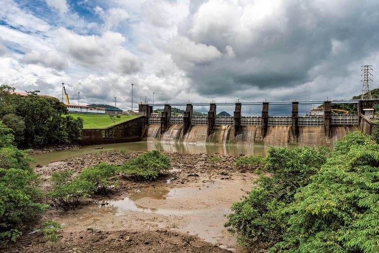 パナマ運河は底が見えている状態（2023年）　WALTER HURTADOｰBLOOMBERG/GETTY IMAGES