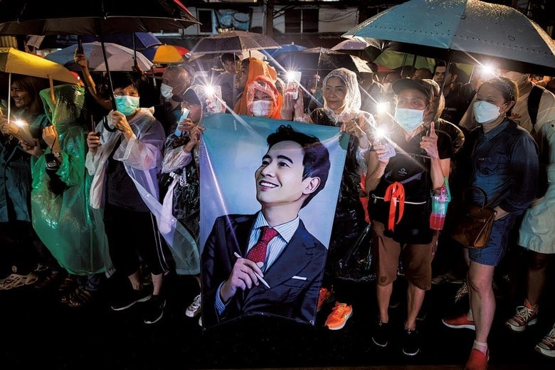 ピターの似顔絵を掲げるデモ参加者（7月23日）　ANDRE MALERBAｰBLOOMBERG/GETTY IMAGES