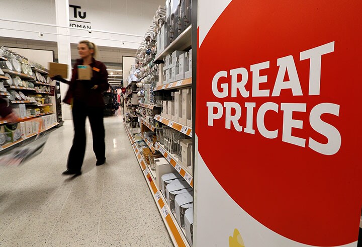 格安スーパーには以前では考えられなかったような客層が押し寄せている Peter Nicholls-REUTERS