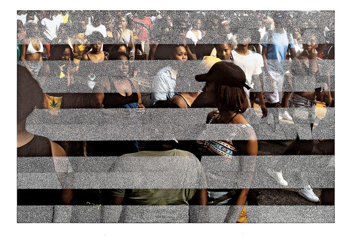 カーテンのような点描の透かし模様が隠れて被写体を見ている気分にさせる　(c) PAUL ANTHONY SMITH. COURTESY OF THE ARTIST AND JACK SHAINMAN GALLERY, NEW YORK