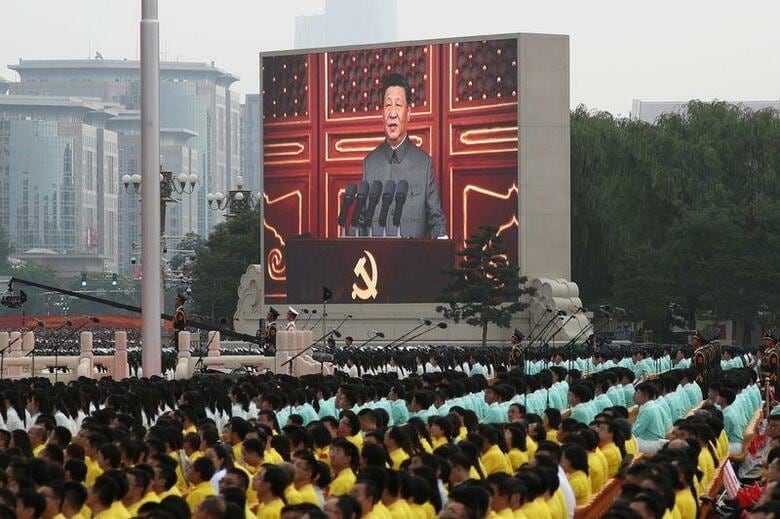 7月1日　中国の習近平国家主席（共産党総書記）は1日、党創立100年を記念する式典で演説し、中国人民は外国勢力による脅しや圧迫を決して認めないと述べた。写真は7月1日、北京の天安門広場で撮影（2021年　ロイター/Carlos Garcia Rawlins）