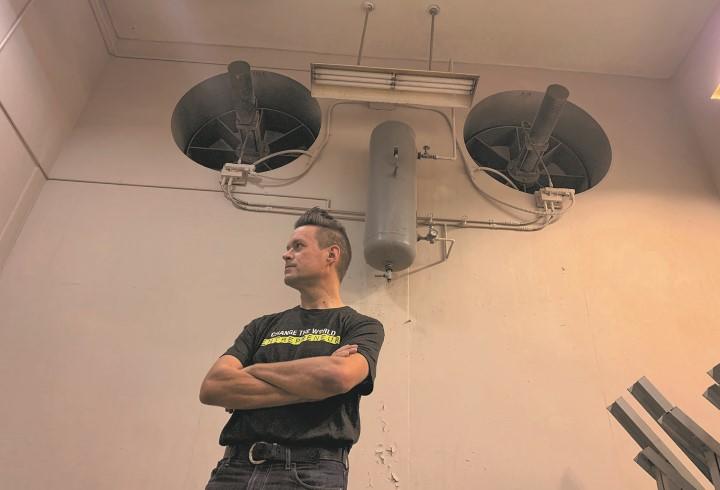 ついに購入した核シェルターは天井もけっこう高い　RUBEN ROMERO