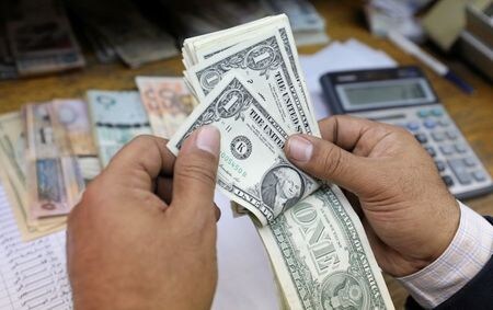 終盤のニューヨーク外為市場では、米インフレ指標が市場予想を下回ったことを受け、ドルが序盤に下落したが、その後切り返し終盤ではほぼ横ばいとなった（２０２１年　ロイター／Mohamed Abd El Ghany）
