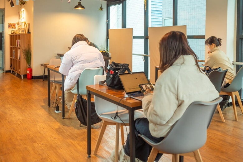 日韓の就職活動を支援するカフェKORECで就活を行う学生たち（撮影＝筆者）