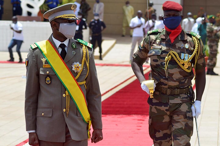マリ暫定政権のゴイタ大統領（左、2021年6月7日）　AMADOU KEITA-REUTERS