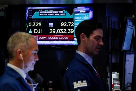 　今週相次ぐ米企業決算で、危険信号と受け止められるような数字が出れば株式市場に冷水を浴びせることになるとの警戒も。NY証券取引所で１５日撮影（２０２０年　ロイター／Brendan McDermid）