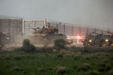 　１月２３日、イスラエル軍はパレスチナ自治区ガザでの激しい戦闘により２４時間で２４人の兵士が死亡したと発表した。写真は２２日、イスラエルとガザの境界線付近で撮影（２０２４年　ロイター/Amir Cohen）