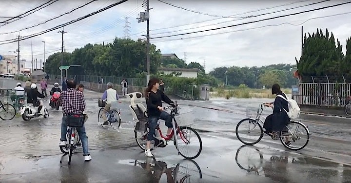 ６月１８日、政府は同日朝に発生した大阪府北部を震源地とする地震を受けた関係閣僚会議を開催した。冒頭で安倍晋三首相は死亡した３人のほか負傷者含め「全ての被災者にお見舞いを申し上げる」と述べ、ガスなどライフラインの復旧や生活物資不足などに対して政府として全力で取り組む意向を強調した。写真は水道管からの漏水で水浸しになった道路。ソーシャルメディアから（２０１８年　REUTERS）
