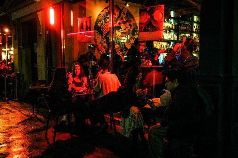 イングランドのパブには職業も社会的立場も様々な人が集う　Jose Sarmento Matos／GETTY IMAGES