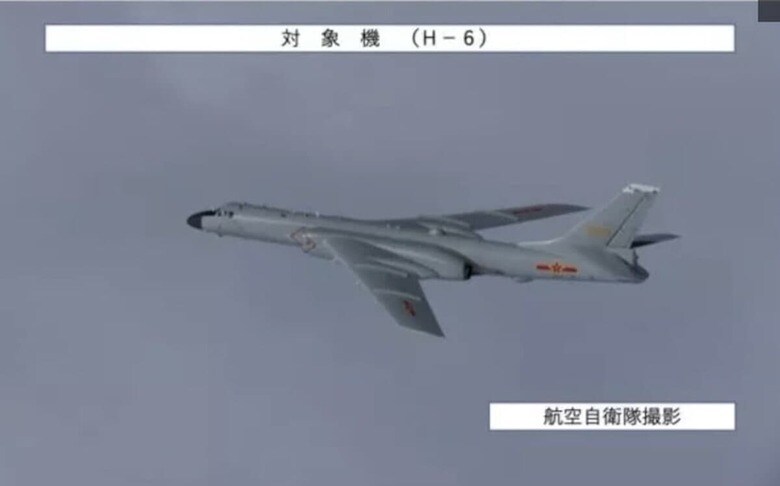 中国の核搭載可能なH-6爆撃機、日本の航空自衛隊が撮影