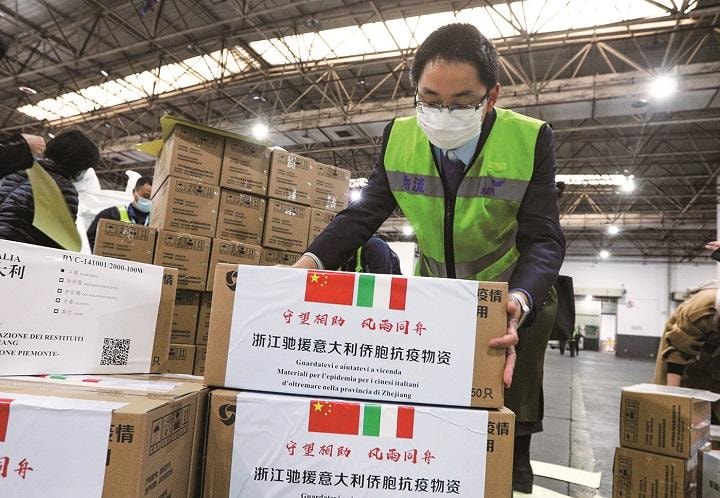 イタリア向け医療物資を仕分けする空港スタッフ（3月10日）　CHINA DAILYーREUTERS