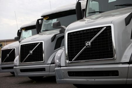 スウェーデンのボルボ・トラックは３日、電動トラック「ＦＨエレクトリック」の長距離モデルを発売すると発表した。米ニュージャージー州で２０２２年撮影。（2024年　ロイター/Andrew Kelly/File Photo）