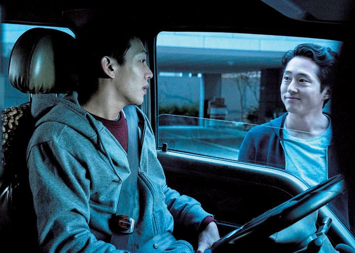 貧しいジョンス（左、ユ・アイン）に敬語で話すベンだが、放火が道楽だという　(c) 2018 PINEHOUSEFILM CO., LTD. ALL RIGHTS RESERVED