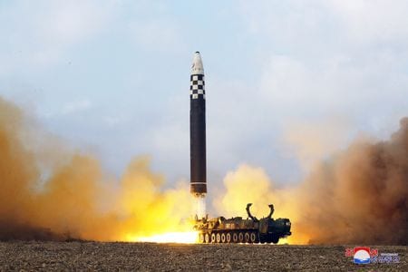 北朝鮮国営の朝鮮中央通信（ＫＣＮＡ）は１９日、同国が１８日に新型大陸間弾道ミサイル（ＩＣＢＭ）の発射実験を実施したと報じた。写真はＫＣＮＡが１９日に公表したＩＣＢＭ発射とされる写真（２０２２年　ロイター／KCNA via REUTERS）