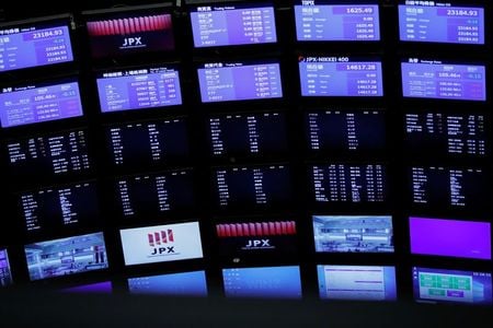 　３月２６日　午前の東京株式市場で日経平均株価は前営業日比４３５円０７銭高の２万９１６４円９５銭となり、続伸した。写真は東京証券取引所。２０２０年１０月撮影（２０２１年　ロイター/Issei Kato）