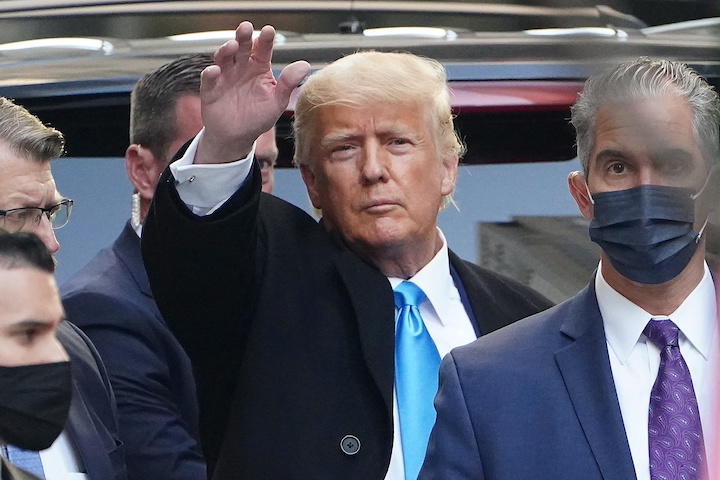 ニューヨークで支持者に手を振るトランプ前大統領（2021年3月）　Carlo Allegri -REUTERS