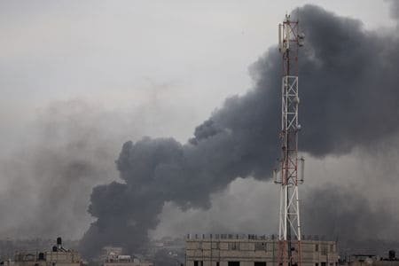　国連総会（１９３カ国）はパレスチナ自治区ガザでのイスラエルとイスラム組織ハマスの紛争について、人道的な即時停戦を求める決議案の採決を１２日に行う可能性が高い。複数の外交筋が１０日明らかにした。ガザ南部ハンユニスで１０日撮影（２０２３年　ロイター/Ibraheem Abu Mustafa）