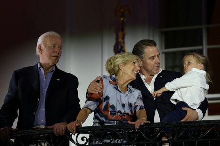 米共和党のマッカーシー下院議長は２５日、バイデン大統領と家族について調査している議会委員会に必要な情報を政権側が提供しなければ、バイデン氏に対する弾劾調査を開始する可能性があると述べた。写真は独立記念日の花火を見るバイデン大統領と家族。ワシントンで７月４日撮影。（2023年 ロイター/Julia Nikhinson/File Photo）