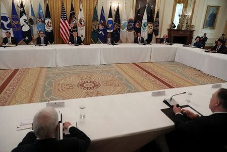 　新型コロナウイルスを巡る海外の状況をまとめた。トランプ米大統領は１９日、連邦政府機関に規制撤廃を指示する大統領令に署名した。新型コロナウイルス流行の影響からの「経済回復を妨げる不必要な規制」を排除するためという。ホワイトハウスで撮影（２０２０年　ロイター/LEAH MILLIS）
