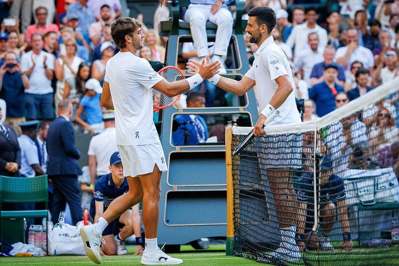 白熱した戦いを見せたノバク・ジョコビッチ（右）とフラビオ・コボッリ（同左、7月9日、英ロンドン）　Patrick Hamilton/Sipa USA via Reuters Connect