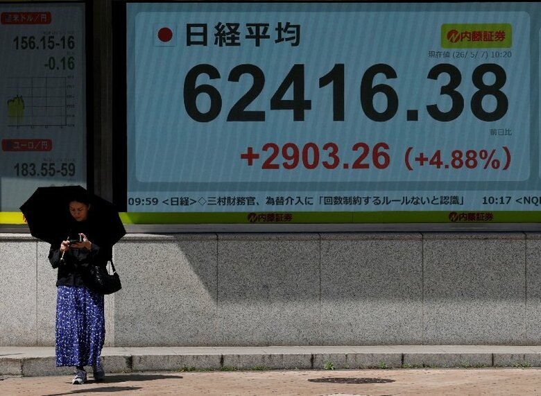 株価ボード。都内で5月7日撮影。REUTERS/Kim Kyung-Hoon