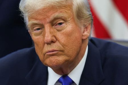 トランプ米大統領は６日、イエメンの親イラン武装組織フーシ派が中東の重要な航路の妨害をやめることに同意したため、米国はフーシ派に対する攻撃を停止すると表明した。５日撮影（２０２５年　ロイター/Leah Millis）