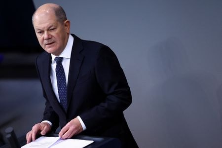 　ドイツのショルツ首相は２８日の議会演説で、経済を近代化し半導体などの重要な産業を支援していくと表明した。ベルリンで撮影（２０２３年　ロイター/Lisi Niesner）