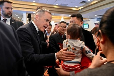 カナダのカーニー首相。2月18日、ブリティッシュコロンビア州リッチモンドで、旧正月を祝う中国系コミュニティーの人々と。REUTERS/Jennifer Gauthier