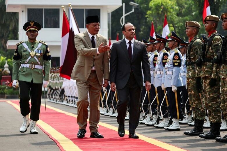 インドネシアのシャフリィ国防相とカタールのサウド国防相。6月2日、ジャカルタで行われた歓迎式典で撮影。 REUTERS/Willy Kurniawan