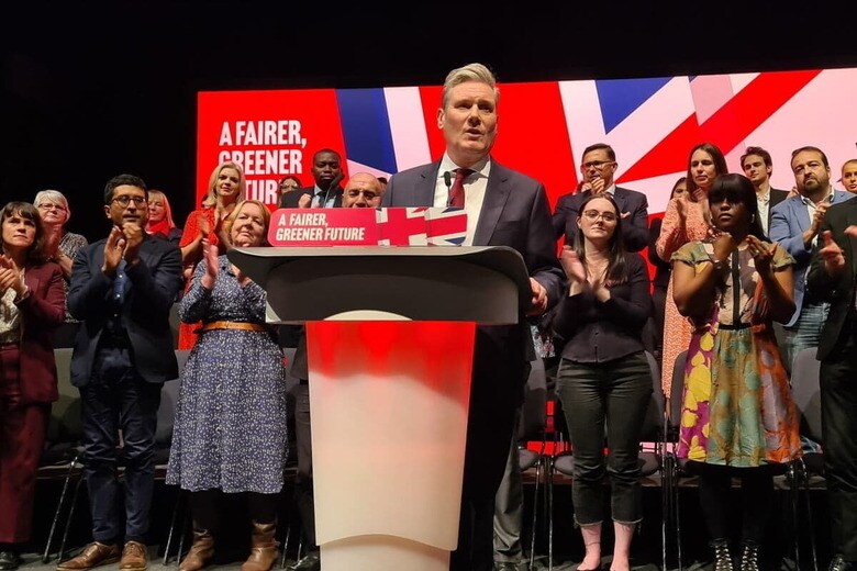 英最大野党・労働党大会で演説するキーア・スターマー党首（27日筆者撮影）
