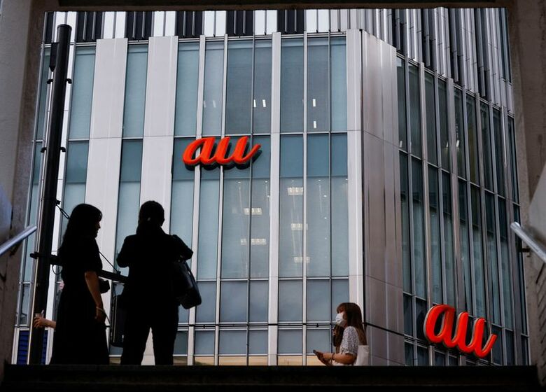 都内に掲示された「au」のロゴ。2022年7月撮影。 REUTERS/Issei Kato