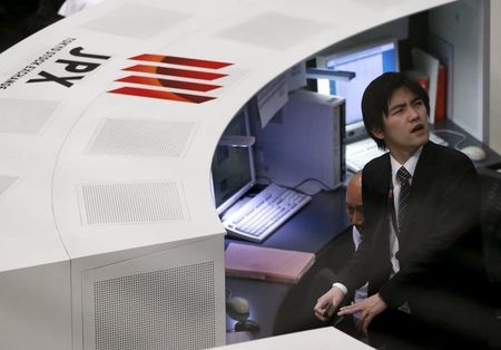 　３月９日、寄り付きの東京株式市場で、日経平均株価は前営業日比１５７円５６銭安の１万６６２５円５９銭と３日続落した。東証で２月撮影（２０１６年　ロイター/Issei Kato）