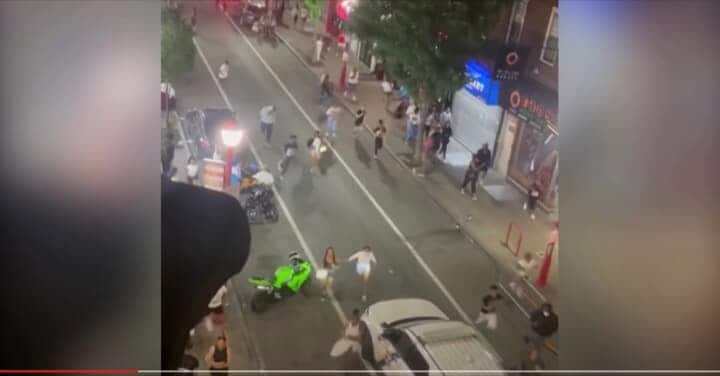 米東部ペンシルベニア州フィラデルフィアで4日、独立記念日を祝うコンサートや花火大会に数千人が集う中、市内の大通り付近で警察官2人が撃たれる銃撃事件があった。REUTERS