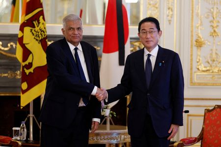 　岸田文雄首相（右）は２８日午後、スリランカのウィクラマシンハ大統領と会談した。代表撮影（２０２２年　ロイター）