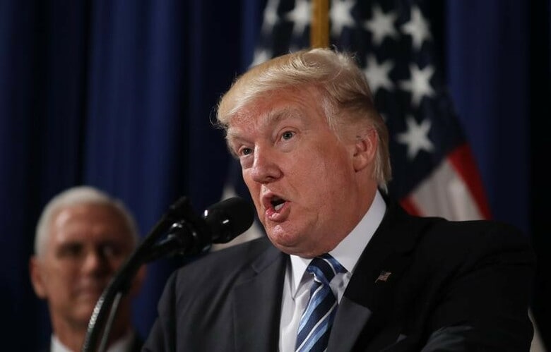 ４月２７日、トランプ米大統領（写真）は、ロイターのインタビューに応じ、韓国との「ひどい」自由貿易協定を停止あるいは再交渉すると語った。写真はワシントンで撮影（２０１７年　ロイター／Carlos Barria）