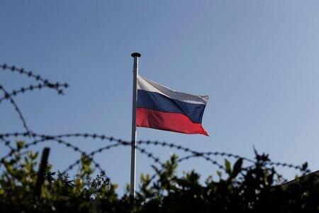 １０月４日、ロシア国防省は、極超音速巡航ミサイル「ツィルコン」の潜水艦からの発射実験に初めて成功したと発表した。写真はロシアの国旗。２０１９年３月、アテネで撮影（２０２１年　ロイター／Costas Baltas）