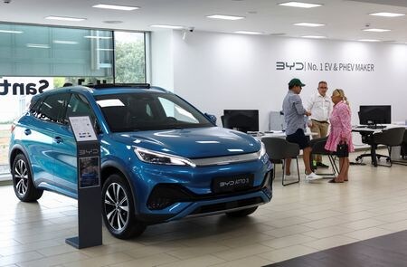 　１０月１４日、中国自動車大手の比亜迪（ＢＹＤ）は欧州で販売拡大を目指す中、同市場向けの第３の自動車工場の建設地としてスペインを最有力候補地と考えている。写真はサン・クガ・ダル・バリェスのＢＹＤ販売店で９月撮影（２０２５年　ロイター/Albert Gea）