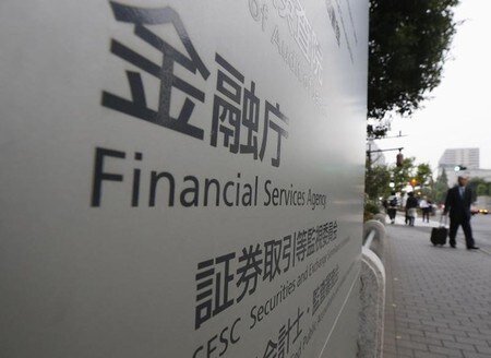 　６月３０日、金融庁は、国内基準行の地方銀行や信用金庫などを対象とした、国債や外債、預金、貸出などの金利リスクについての新たな規制案を正式発表した。写真は都内で２０１２年１０月撮影（２０１７年　ロイター／Kim Kyung Hoon）