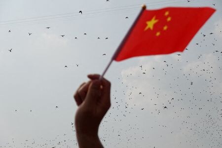 　中国企業がインドネシアでアルミニウム生産の大幅な拡大を主導する中、来年は世界のアルミ市場が供給過剰となり、価格が下落すると予想されている。写真は中国国旗。９月３日、北京で撮影（２０２５年　ロイター/Go Nakamura）