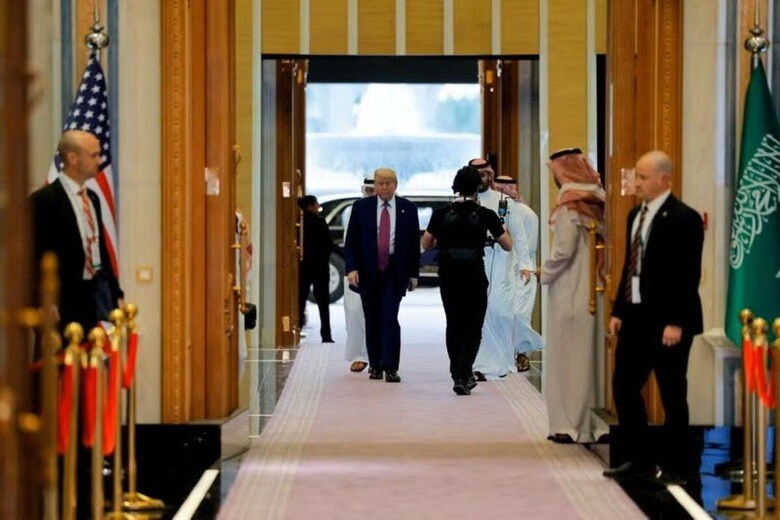 トランプ米大統領は、政権復帰後初の実質的な外遊となる４日間の湾岸歴訪に臨んだ。写真はリヤドで開催されたサウジ・米国投資フォーラムに向かうトランプ氏。１３日撮影（２０２５年　ロイター/Brian Snyder）