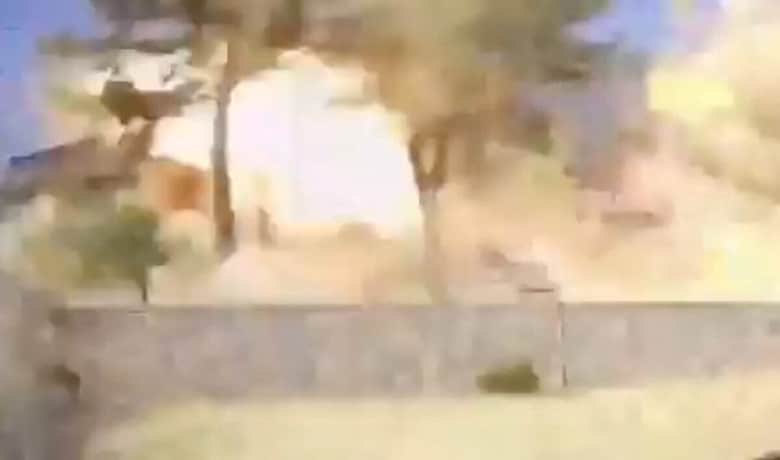 誤爆の瞬間。もし北側に落ちていたら核戦争になっていた、と北朝鮮は警告（3月6日、軍事境界線近くの韓国の村）　Social Media/via REUTERS