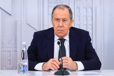 ６月６日、ロシアのラブロフ外相はセルビアを訪問するために搭乗していた飛行機に対しブルガリア、北マケドニア（旧マケドニア）、モンテネグロの東欧３カ国が領空通過を認めなかったと明らかにした。ラブロフ氏は「前代未聞」の事態と指摘、３カ国に領空通過を拒否した説明はまだ聞いていないと述べた。写真は同日、モスクワで記者会見するラブロフ外相（２０２２年　ロイター／Russian Foreign Ministry/Handout via REUTERS）