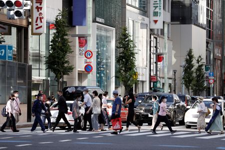 国土交通省が２０日に発表した７月１日時点の都道府県地価調査（基準地価）によると、 全国の住宅地・商業地を含む全用途平均は前年比０．３％上昇し、３年ぶりにプラスに転じた。写真は２０２１年8月、東京・銀座で撮影（２０２２年　ロイター/Androniki Christodoulou）